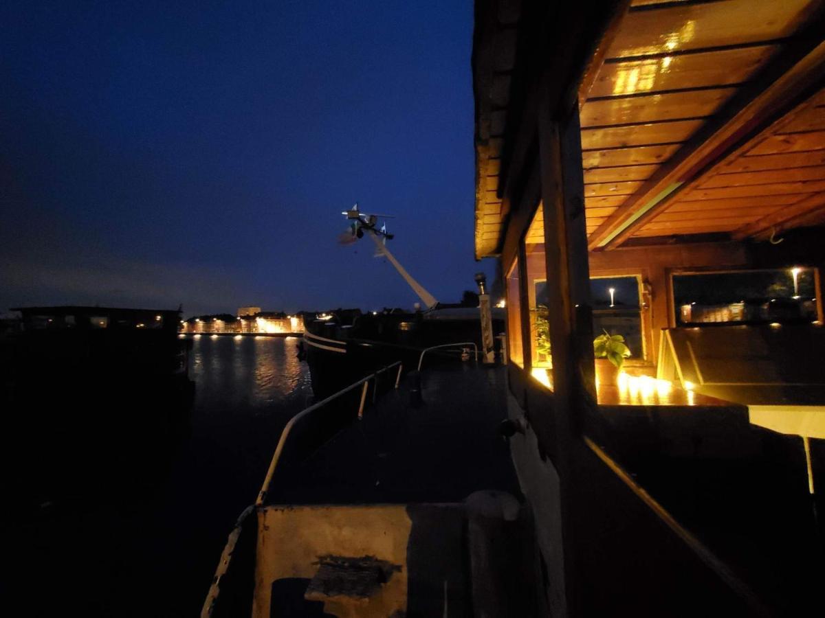 Peniche "Louise Michel" Sejournez Dans L'Appartement Du Capitaine, Offrez Vous Une Experience Inoubliable Au Fil De L'Eau Дуе Екстериор снимка